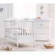 Schlafzimmer mit Kinderbett und Wickelauflage für Baby - Geschenk matratze