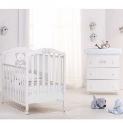 Schlafzimmer mit Kinderbett und Wickelauflage für Baby - Geschenk matratze